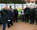 Bild: gfr
"Dort drüben entsteht unser neuer Dorfplatz, unser Mittelpunkt des Ortes und nun können wir ausschreiben, denn das ALE hat unsere, mit den Bürgern abgestimmten Pläne genehmigt", sagte Hermann Böhm (links) beim Bürgergespräch in Poppenricht.