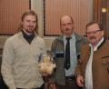 Bild: ws
Beim letzten Jahresbericht von Förster Günter Mayr (Mitte) war auch sein Nachfolger Stefan Gradl (links) dabei. Für den hatte Bürgermeister Alfred Stier einen „Begrüßungs-Bären“ dabei. Der war freilich auch als Präsent für den Nachwuchs gedacht, nachdem Gradl vor kurzen Vater wurde.