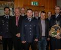 Bild: rw
Der neue Kommandant der Feuerwehr Naabdemenreuth heißt Johannes Uhl (Vierter von links). Als Stellvertreter steht ihm der bisherige Kommandant Stefan Gralla (Dritter von links) zur Seite stehen. Der bisherige Stellvertretende Kommandant Alfred Übelacker (Zweiter von rechts) zog sich nach 24 Jahren zurück. Dem neuen Team gratulieren Kreisbrandmeister Matthias Höning, Stadtrat Stefan Seitz, Kreisbrandinspektor, Martin List, Bürgermeister Karlheinz Budnik, Kreisbrandrat Marco Saller und Feuerwehrreferent Thomas Wilhelm.