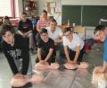 Bild: exb
Die Jungs beim Erste-Hilfe-Kurs mit den neuen Übungspuppen.