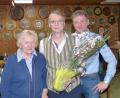 Bild: hme
Uschi Benner (von links) erhält von Siedlerchef Johannes Käs und Stellvertreter Bernhard Argauer Blumen als Dank für ihr Engagement um die Frauengruppe.