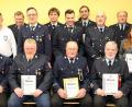 Bild: njn
Zahlreiche Mitglieder konnte die Feuerwehr auszeichnen. Unter anderem wurde Ehrenkommandant Willi Wenning (sitzend, Zweiter von rechts) für 65 Jahre ausgezeichnet. Mit auf dem Bild Feuerwehrvorsitzender Thomas Schlosser (links) und Kommandant Bernhard Schmidt (stehend, Sechster von links).