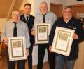 Bild: rpp
Auf ein bewegtes Leben im Dienste der Feuerwehr können die drei neuen Ehrenmitglieder zurückblicken. Gemeinsam bringen es Josef Dötsch (links), Erich Hagen und Reinhold Meyer auf 163 Jahre aktive Mitarbeit. Dies würdigt Vorsitzender Herbert Tretter (von rechts)