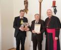 Bild: fvo
Pfarrer Norbert Götz (links) und Bischof Rudolf Voderholzer (rechts) danken Josef Müllner für sein langes Engagement im Kirchenchor Waldthurn.