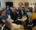 Bild: gf
Etwas enger zusammenrücken müssen die Besucher beim Bürger-Wahlstammtisch im Mam-Tam-Physio-Stodl in Witzlhof, mitten drin CSU-Bürgermeisterkandidat Hermann Böhm und Kreisvorsitzender Harald Schwartz.
