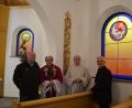 Bild: gi
Prälat Hermann Hierold und Pfarrer Josef Most segneten den neuen Kreuzweg (ein Teil zwischen den beiden Geistlichen) des Künstler Max Fischer (rechts). Darüber freute sich auch Kirchenpfleger Reinhold Baier (links) und bedankte sich im Namen der Bevölkerung.