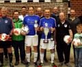 Bild: R. Kreuzer
Die SpVgg Schirmitz (vorne) erhält von Präsident Karlheinz Ach (rechts) den Wanderpokal sowie eine Trophäe für den Pokalschrank. Die Mannschaftsführer der Teams bekommen einen Ball.