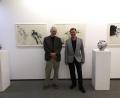 Bild: Kunstverein Weiden
Wolfgang Herzer und Georg Kleber vor dessen aktueller Ausstellung „Zeichnung und Keramik“.