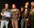 Bild: lst
„God’s Away On Business“, die Lokalmatadoren aus Schwandorf, setzen sich beim „Band Crusher“-Contest im „Salute“ durch, „Storm Crusher“-Vorsitzender Matthias Gmeiner (links) ehrt die Sieger.