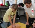 Bild: flm
Unter Anleitung der Schulsanitäter erlernten die 6. Klässler die Grundlagen der Ersten Hilfe.