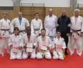 Bild: rn
Thomas Kraus übergibt Helmut Rupprecht (hinten, Zweiter und Dritter von rechts) sowie (vorne, von links) Katharina Uhl, Matthew Milfort, Luca Rupprecht und Thomas Zaruba neue Gürtel. Mit Trainer Larry Querfurth (hinten, Zweiter von links) freuen sich auch die Übungspartner der Prüflinge über den Erfolg.