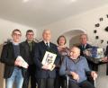 Bild: gi
Zum 90. Geburtstag von Thomas Bocka (vorne) gratulierten die Feuerwehr mit Fritz Steinhilber und Rudolf Mitlmeier, Tochter Elisabeth, Pfarrer Josef Most, Bürgermeister Hermann Ach und Michael Steinhilber von der Kirchenverwaltung Etzgersrieth (von rechts).