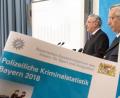 Bild:  Peter Kneffel/dpa
Joachim Herrmann (l., CSU), Innenminister von Bayern und Wilhelm Schmidbauer, bayerischer Landespolizeipräsident nehmen an der Pressekonferenz zur Vorstellung der bayerischen Kriminalstatistik für das Jahr 2018 teil.