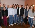 Bild: knh
Richard Kammerer, Christoph Müller (hinten, von links) und Stephan Oetzinger (Siebter von links) gratulieren den Vorstandsmitgliedern zur Wahl.