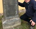 Archivbild: cr
Der Vorsitzende des Heimatvereins Alfons Barth freut sich, dass die Inschrift des verwitterten Grabsteins von Peter Vollath wieder gut zu lesen ist.