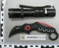 Bild: exb/Bundespolizei Waidhaus
Bundespolizisten aus Waidhaus beschlagnahmten ein verbotenes Karambitmesser und ein Elektroimpulsgerät, das als Taschenlampe getarnt ist.