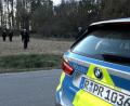 Bild: Alexander Auer
Die Polizei sucht nahe Wolfsegg im Landkreis Regensburg einen 28-jährigen Mann, der nach einer Körperverletzung mit der Androhung weiterer Straftaten, flüchtete.