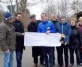 Bild: Frauenreuther, Margit [fmt]
Henner Wasmuth und Gerhard Kederer erläutern die Radwegeplanung. Von links: Rudi Hauke, Abgeordneter Stephan Oetzinger, Henner Wasmuth, Abgeordneter Albert Rupprecht, Bürgermeister Thomas Meiler, Gerhard Kederer, Annemarie Sladky und Irmgang Heinrich.