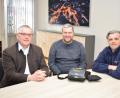 Bild: bnr
Die Stadt Pfreimd ist für Notfälle gut gerüstet. Ein Defibrillator hilft bei Herzversagen. Bürgermeister Richard Tischler, Geschäftsführer Bernhard Baumer und BRK-Ausbilder Wolfgang Demleitner stellten das Gerät vor, das für Notfälle im Eingangsbereich des Rathauses untergebracht ist.