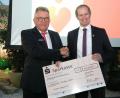 Bild: Hirsch
Vorstandsmitglied Wilfried Bühner (links) überreichte dem Bürgermeister der Marktgemeinde Wernberg-Köblitz, Konrad Kiener (rechts), einen Scheck über 1240 Euro für das Kinderhaus „Marktzwerge“.