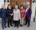 Bild: bsc
30 Jahre stand Maria Dostler (Mitte) an der Spitze der Frauen-Union. Bei der Jahreshauptversammlung rückte sie freiwillig ins zweite Glied. Der neuen ersten Vorsitzenden Klaudia Tretter (Zweite von links) gratulierte sie herzlich. Zusammen mit Schriftführerin Elisabeth Mühlbauer (links ) und Beisitzerin Elke Härtl und Kassenwartin Gabi Härtl (von rechts) leitet Tretter nun den FU-Ortsverband Friedenfels.