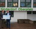 Bild: exb
René Guhl, Geschäftsführer der Privatmolkerei Bechtel (links), mit Holger Hassel, dem Leiter des SOS-Kinderdorfes Oberpfalz, bei der
Spendenübergabe.