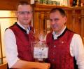 Bild: do
Ein Dirigent mit Dirigentenpult im Miniformat war das Abschiedsgeschenk von Vorsitzendem Martin Danzer (rechts) an Thomas Murr. Nach 15-jähriger Tätigkeit als Kapellmeister der Eschenbacher Blaskapelle bleibt Murr dem Ensemble aber als begnadeter Blechbläser erhalten.