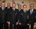 Bild: kro
Die Feuerwehr Querenbach wählte für dei kommenden zwei Jahre neue Ortsvertaruensleute. Unser Bild zeigt von links, Vorsitzen der Konrad Hart, Hubert Scharnagl, Otto Schneider, Matthias Döberl, Winfried Heindl, Kommandant Uwe Friedrich und Bürgermeister Bernd Sommer.