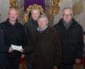 Bild: dob
Dekan Alexander Hösl (links) und Kirchenpfleger Günter Hassmann (Mitte) erhielten für die Erneuerung der Lautsprecheranlage in der katholischen Stadtpfarrkirche vom Kirchenbauverein Altenstadt eine Spende in Höhe von 2500 Euro, die Georg Ertl, Bernhard Bodensteiner und Heinrich Frischholz (von links) überreichten.
