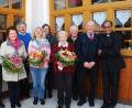 Bild: enz
Bei der Verabschiedung der Kirchenpfleger Neualbenreuth/Ottengrün und Begrüßung der neuen Kirchenpfleger: Pfarrer George Parankimalil, Josef Rosner, Lorenz Betzl, Angelika Rosner, Birgit Frank, Barbara Kraus, Wolfgang Plonner (Sprecher des Pfarrgemeinderates, Elfriede und Hans Maischl (von rechts)