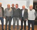 Bild: es
Vorsitzender Wolfgang Nicklas (Zweiter von links) und Bezirksvorsitzender Christian Benoist (Zweiter von rechts) ehrten Josef Kappl (30, rechts), Josef Glas (20), Stefan Kiesl (30), Richard Seegerer (20) von rechts. Zweiter Bürgermeister Hans-Peter Klünner (links) nahm die Auszeichnung für den entschuldigten Bürgermeister Max Völkl entgegen.