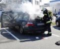 Bild: jma
Aus einem 5er BMW steigt dichter Rauch auf.