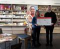 Bild: exb
Aus dem Spendentopf des Eine-Welt-Vereins gehen 1500 Euro an die Benediktinerabtei Münsterschwarzach, die Martina Heberl hier für die Missionsarbeit in Afrika übergibt.