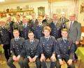 Bild: hl
Lukas Vogl, Johannes Reindl, Alexander Pühl und Christoph Dumler (sitzend von links) übernehmen im Feuerwehrverein sowie bei den Aktiven die Verantwortung. Die Wahlen leitet Bürgermeister Werner Nickl (rechts), der ihnen ebenso gratuliert wie Kreisbrandinspektor Otto Braunreuther und Kreisbrandmeister Alois Schindler (von links).