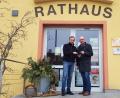 Bild: exb
Der Poppenrichter Bürgermeisterkandidat Michael Reimelt und Stephan Koller, Vorsitzender des Bürgerforums Ammerthal, tauschen sich aus.