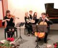Bild: gac
Das Klaviertrio Würzburg und das Duo Walachowski (von links: Katharina Cording, Ines Walachowski, Karla-Maria Cording, Anna Walachowski und Peer-Christoph Pulc) erfreuen die Zuhörer in ungewöhnlicher Besetzung.