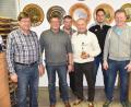 Bild: exb
Schießleiter Lothar Mehringer (links) und Schützenmeister Robert Geitner (rechts) mit Xaver Wolfsteiner, Pokalspender Sepp Schmaußer, Helmut Himmerer und Thomas Steindecker (von links).