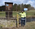 Bild: lue
Jürgen Festbaum, Leiter der Gewässerkunde vom Wasserwirtschaftsamt Weiden, erklärt mit welcher Technik die Wasserpegel-Messstation an der Fichtelnaab in Erbendorf arbeitet.