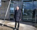 Bild: pfaa
Bürgermeister Lothar Müller hofft, dass die Bürger den barrierefreien Eingang auf der Rückseite des Rathauses bald nutzen können.