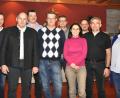 Bild: es
Vorsitzende Teresa Meyer , Beamtin des ALE, (rechts) vereidigte die gewählten Vorstandsmitglieder Martin Eckl , Dr.Ingrid Kirchberger und Michael Bartmann (Zweiter, Dritte und Vierter von rechts), undJosef Schneider (links), außerdem die Stellvertreter Martin Kick, Adolf Seegerer, Karl Ebnet und Dietmar Freundl (hinten, von links).