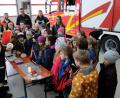 Bild: do
Der Wissensdurst der 28 Kinder der 3. Klasse der Grundschule "Am Rauhen Kulm" ist beim Besuch im Gerätehaus der Feuerwehr Speinshart groß. Bei Experimenten am "Rauchhaus" schauen die Kinder gebannt zu.