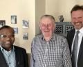 Bild: gef
Jubilar Johann Freller (Mitte) lässt sich von Pfarrer Moses Gudapati (links) und Bürgermeister Alwin Märkl beglückwünschen.