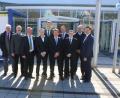 Bild: sne
Bürgermeister Rupert Troppmann (v.l.), vlf-Vorsitzender Albert Gollwitzer, BBV-Kreisobmann Josef Fütterer Simon Beer (v.l.), Andreas Lehner, Alexander Süß, Alexander Bauer, Johannes Meierhöfer, Landrat Andreas Meier und Schulleiter Reinhold Witt freuen sich über die Absolventen