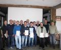 Bild: exb
Mehrere Mitglieder wurden für 25 und 40 Jahre Mitgliedschaft geehrt. Das Bild zeigt von links nach rechts: Vorsitzender Alexander Wächter, Josef Neumann, Oliver Schraml, Thomas Hoffmann, Richard Bauer, Walter Schwarzmeier, Bernd Schraml, Benjamin Michl, Reiner Grünbauer, Manfred Krumholz, Norbert Demleitner, Wolfgang Riedl, Josef Gallersdörfer und zweiter Vorsitzender Reinhard Merkl.