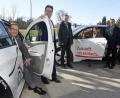 Bild: Petra Hartl
Ab sofort kann in Amberg elektrisch „Car-geshared“ werden. Im Bild von links: Bürgermeister Martin Preuß, E-Wald-Geschäftsführer Otto Loserth, Umweltreferent Bernhard Mitko, Zweckverbandsgeschäftsführer Maximilian Köckritz, sowie Sparkassenvorstände Dieter Meier und Alexander Düssil