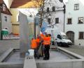 Bild: exb
Der Bauhof demontiert den Brunnen vor dem Rathaus zur Generalreinigung.