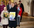 Bild: wro
Nach 24 Jahren als Kirchenpfleger lässt es Albert Zrenner (vorne rechts, mit Gattin Inge) etwas ruhiger angehen. Sein Nachfolger ist Hermann Weiß. Die Verabschiedung während des Gottesdienstes wurde vom Kolpingchor musikalisch umrahmt. Im Bild hinten von links: Pfarrgemeinderatssprecherin Carolin Lindner, Pfarrer Maximilian Roeb, Hermann Weiß, Bianca Hankl, Sabine Preisinger und Regina Staufer vom Kindergarten.