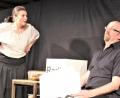Bild: stg
Hubert Treml und Kirstin Rokita präsentierten im Eschenbacher „Taubnschuster“-Haus das Bühnenstück „So a Theater!“