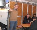 Bild: wwl
„Näher am Menschen“: SPD-Bürgermeisterkandidat Roger Hoffmann stellte in der Garage von Familie Lobenhofer in Traßlberg sein Wahlprogramm vor.