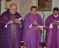 Bild: jr
Schon zum 14. Mal predigte Pfarrer Günter Müller (Mitte) beim Resl-Gebetstag in Konnersreuth. Mit am Altar standen Pfarrseelsorger Pater Benedikt Leitmayr (links) und Pater John (Kloster Fockenfeld). Pfarrer Müller war gerade erst von einer Pilgerreise aus Israel heimgekehrt.